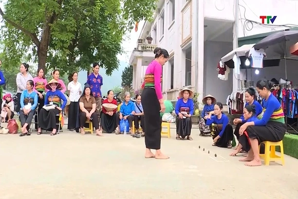 “Tó mắc lẹ” trò chơi dân gian độc đáo trong lễ hội Mường Ca Da