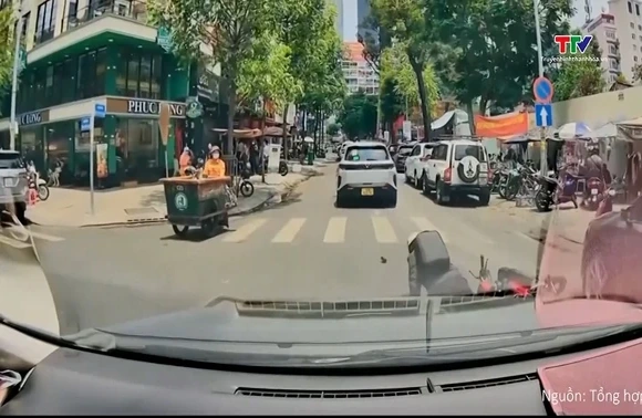 Mở cửa ô tô bất cẩn khiến người đi xe máy ngã trên phố