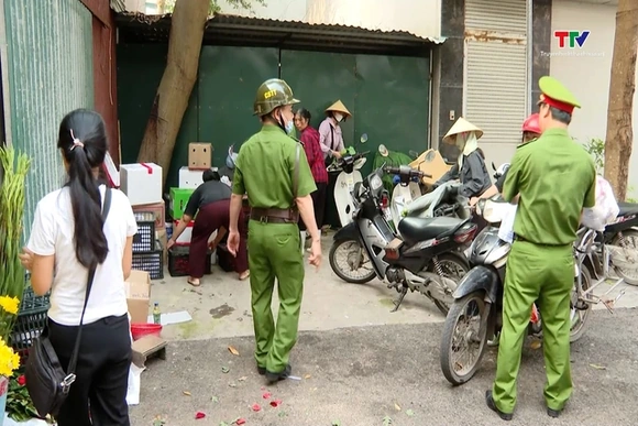 Ra quân giải toả chợ cóc Phố Nam phường Hạc Thành