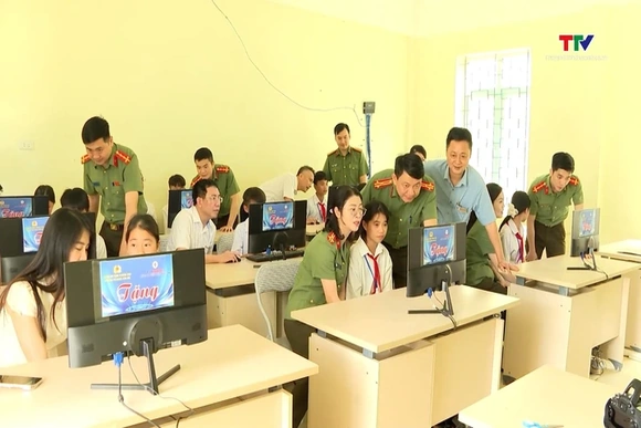 “Chung tay vì cơ sở - Vì thế hệ trẻ - Vì cuộc sống bình yên và hạnh phúc của Nhân dân” tại xã Nhi Sơ