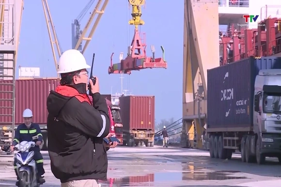 Bộ Tài chính đề xuất miễn phí lĩnh vực hàng không, hàng hải