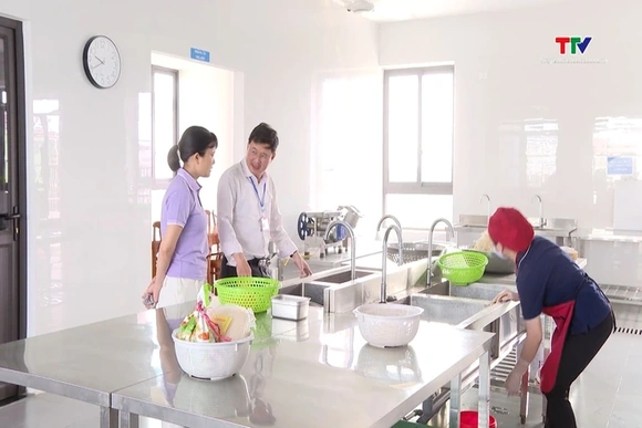 Kiểm tra an toàn thực phẩm bếp ăn tập thể trong trường học