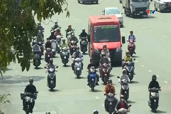 Nắng nóng và dông lốc diễn biến phức tạp trên phạm vi cả nước trong tháng 4