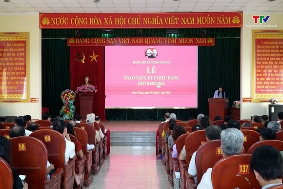 Xã Hoạt Giang: Trao tặng Huy hiệu Đảng cho 23 đảng viên