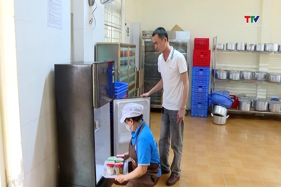 Siết chặt kiểm tra bếp ăn tập thể, trường học ngăn thực phẩm bẩn