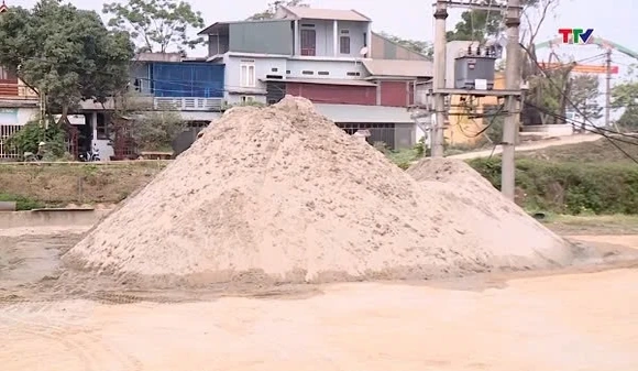 Công an xã Triệu Sơn kiên quyết xử lý các bãi tập kết vật liệu xây dựng trái phép