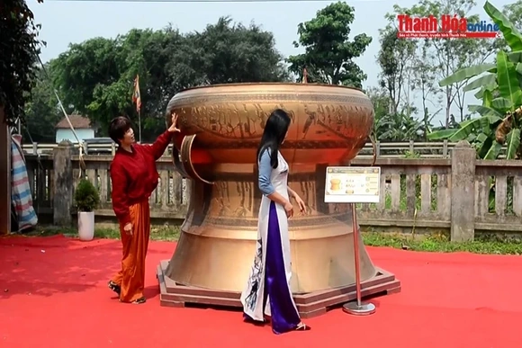 Chiêm ngưỡng trống đồng lớn nhất Việt Nam tại Lễ hội đền Bà Triệu