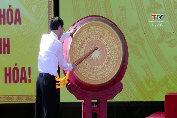 Đồng chí Đầu Thanh Tùng, Tỉnh uỷ viên, Phó Chủ tịch UBND tỉnh đánh trống khai hội: Lễ hội Đền Bà Tri