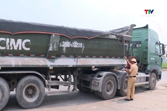 Chấn chỉnh, kiểm soát xe chở vật liệu quá tải từ đầu nguồn hàng
