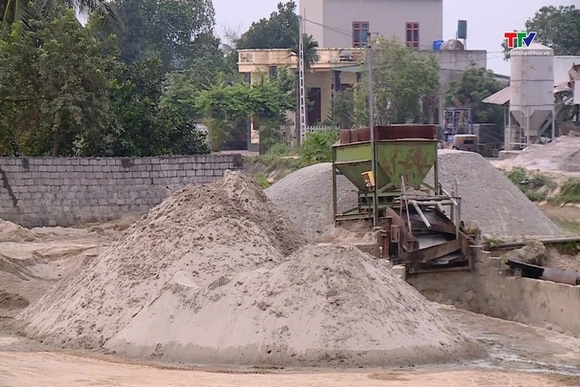 Công an xã Triệu Sơn kiên quyết xử lý các bãi tập kết vật liệu xây dựng trái phép