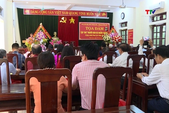 Tọa đàm tập thơ “Người đàn bà ngắm trăng” của Lê Văn Sự
