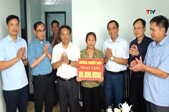 Trao kinh phí hỗ trợ xây dựng nhà tình thương cho hộ giáo dân có hoàn cảnh khó khăn