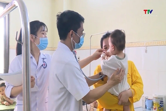 Nắng nóng đầu mùa, số ca nhập viện tăng cao