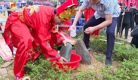 Độc đáo nghi thức cúng Hòn đá vía (Lặc Mắn) tại lễ hội Mường Xia