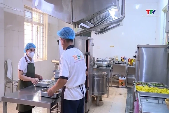 Đảm bảo an toàn thực phẩm bếp ăn tập thể trong mùa nắng nóng