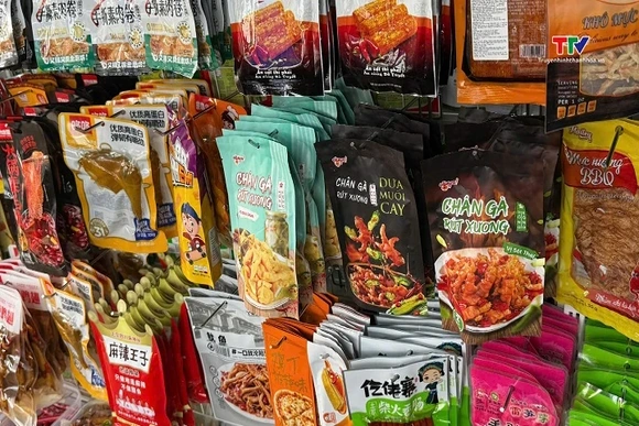 Tạm giữ gần 1.000 sản phẩm thực phẩm có dấu hiệu nhập lậu