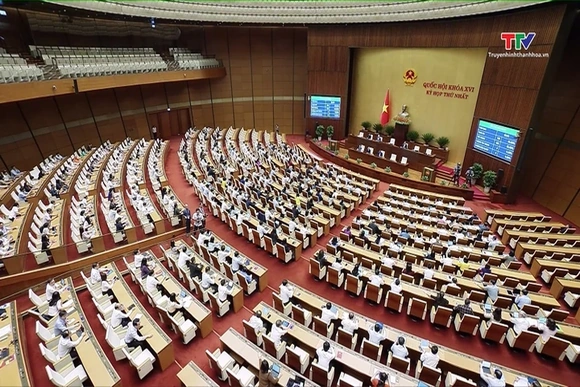 Quốc hội thông qua Nghị quyết về giảm thuế với 
xăng dầu