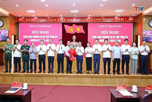 Bàn giao nhiệm vụ Bí thư Tỉnh ủy Thanh Hóa