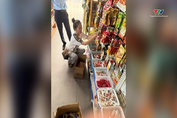 Tạm giữ gần 1000 sản phẩm thực phẩm có dấu hiệu nhập lậu