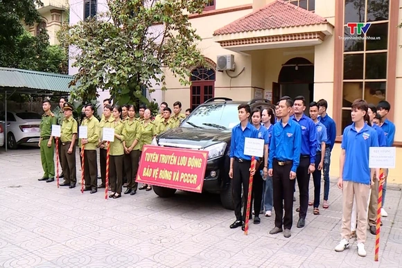 Hạt Kiểm lâm Hà Trung tuyên truyền lưu động bảo vệ rừng