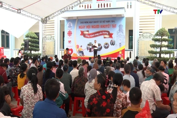 Hơn 350 người khuyết tật được tặng quà nhân Ngày người khuyết tật Việt Nam