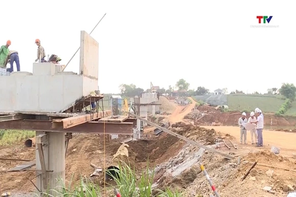 Quyết tâm hoàn thành cầu Mọ, gia cố lá chắn đê bao trước mùa mưa lũ