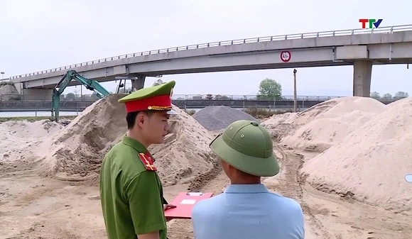 Chấn chỉnh tình trạng tập kết vật liệu gây mất an toàn giao thông