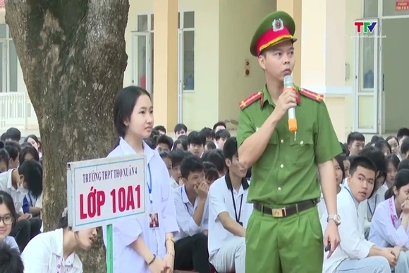 Công an xã Thọ Lập hướng dẫn kỹ năng lái xe an toàn cho học sinh