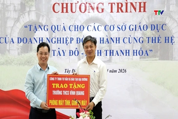 Trao tặng thiết bị, đồ dùng học tập cho học sinh xã Tây Đô