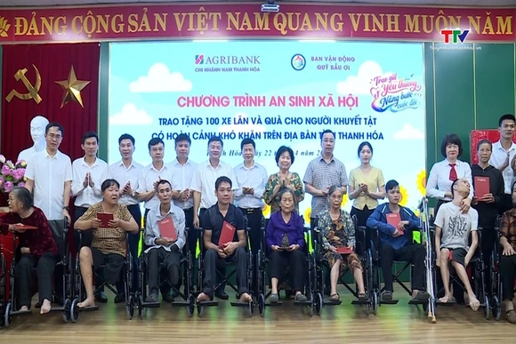 Agribank Nam Thanh Hóa trao tặng 100 xe lăn cho người khuyết tật