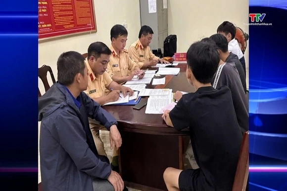 Xử lý nhóm học sinh đi xe máy không đội mũ bảo hiểm trên đường tỉnh lộ
