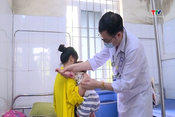 Cảnh báo biến chứng nguy hiểm của bệnh tay chân miệng ở trẻ