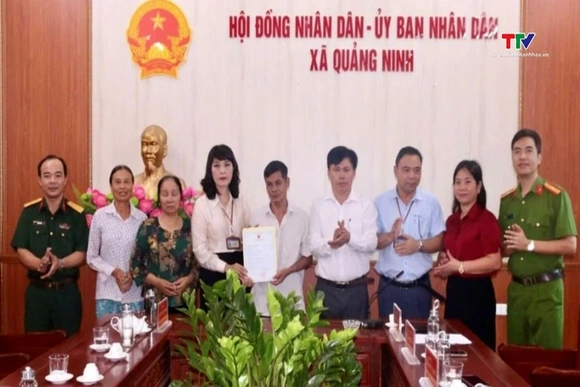 Trao giấy khai sinh cho “liệt sĩ” trở về sau 45 năm lưu lạc