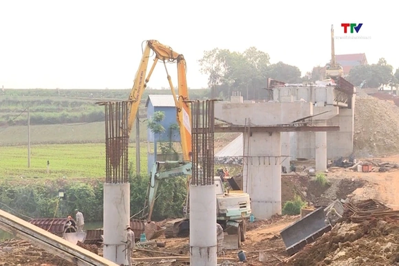 Quyết tâm hoàn thành cầu Mọ, gia cố lá chắn đê bao trước mùa mưa lũ
