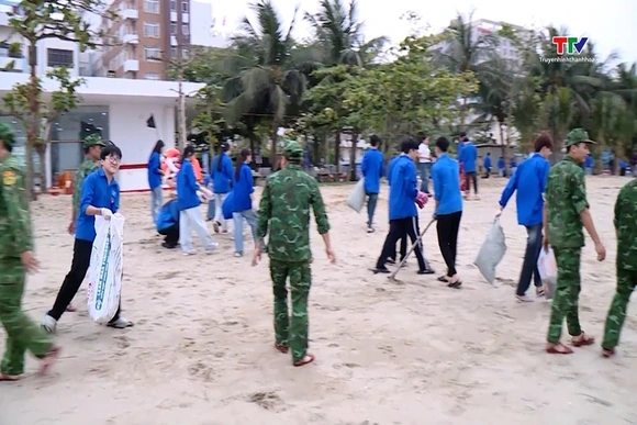 Phường Sầm Sơn ra quân vệ sinh môi trường biển