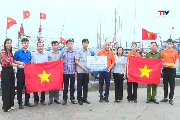 Trao tặng cờ Tổ quốc cho ngư dân - lan tỏa tình yêu Tổ quốc