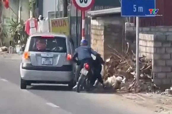 CSGT xác minh vụ ô tô chèn ngã người đi xe máy trên quốc lộ 1