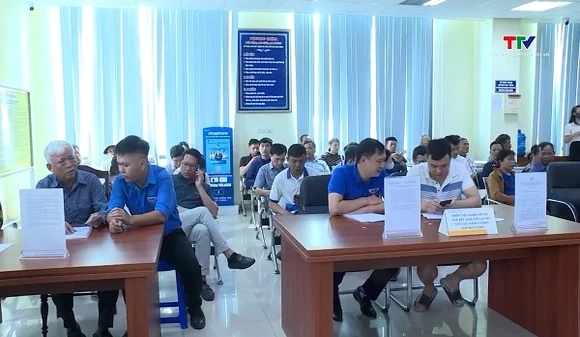 Thanh niên tiên phong hỗ trợ người dân trong phong trào “bình dân học vụ số”
