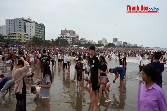 Du lịch biển Thanh Hóa 2026 mở màn sôi động ngày đầu kỳ nghỉ lễ