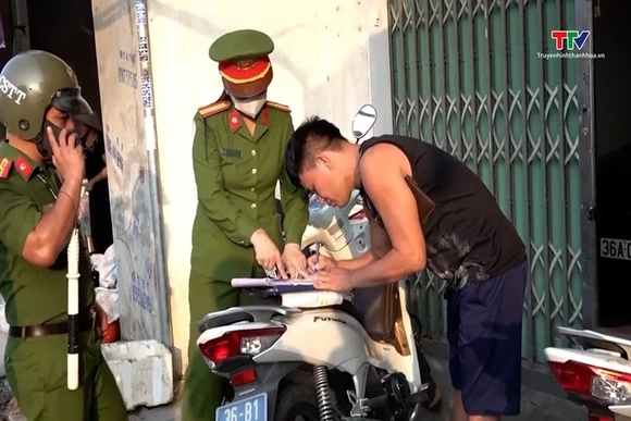 Công an phường Đông Quang giải tỏa hành lang giao thông