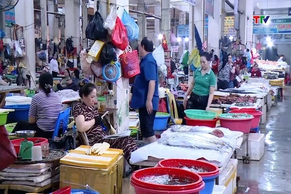 Thị trường hàng hóa dịp lễ: Nguồn cung dồi dào, giá cơ bản ổn định