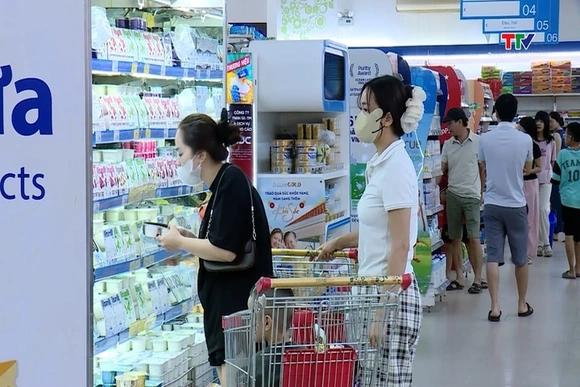 Các siêu thị thu hút đông khách dịp lễ 30/4 - 1/5