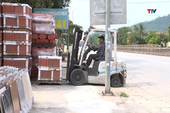 Chấn chỉnh tình trạng lấn chiếm hành lang giao thông trên tuyến Quốc lộ 1A