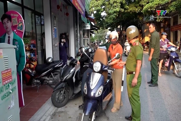 Công an phường Đông Quang giải tỏa hành lang giao thông