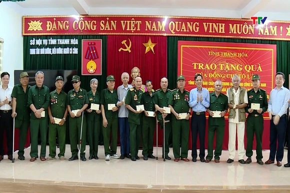 Trao quà cho người có công tại Trung tâm Nuôi dưỡng, điều dưỡng người có công Thanh Hóa