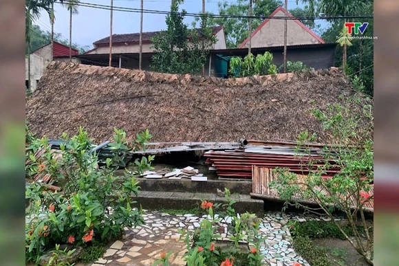 Dông lốc, mưa gây thiệt hại về nhà ở, tài sản và sản xuất của người dân