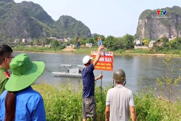 Công an xã Cẩm Thủy cắm biển cảnh báo phòng tránh tai nạn đuối nước