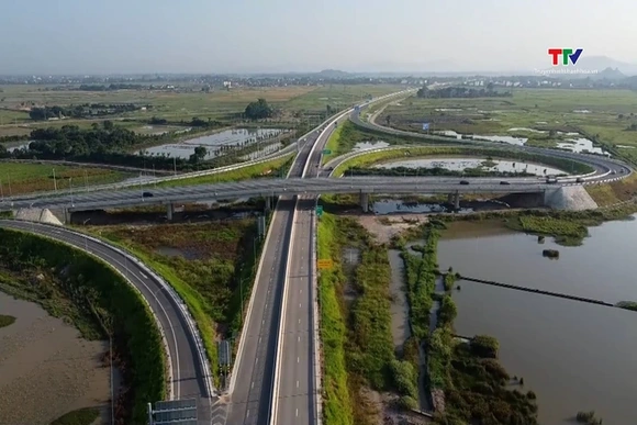 Thông xe gần 200km cao tốc qua miền Trung