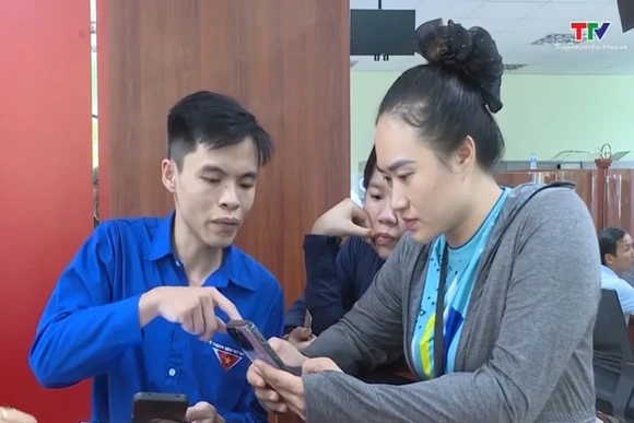 Thanh niên tiên phong hỗ trợ người dân trong phong trào “bình dân học vụ số”