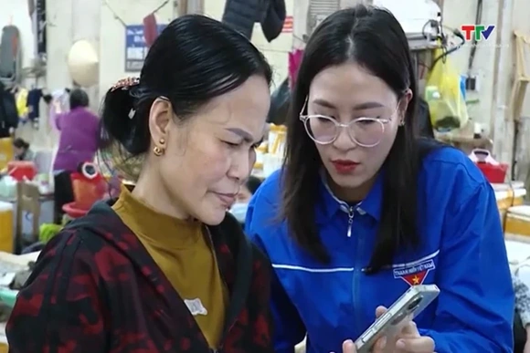 400.000 hộ nghèo, cận nghèo được hỗ trợ điện thoại thông minh